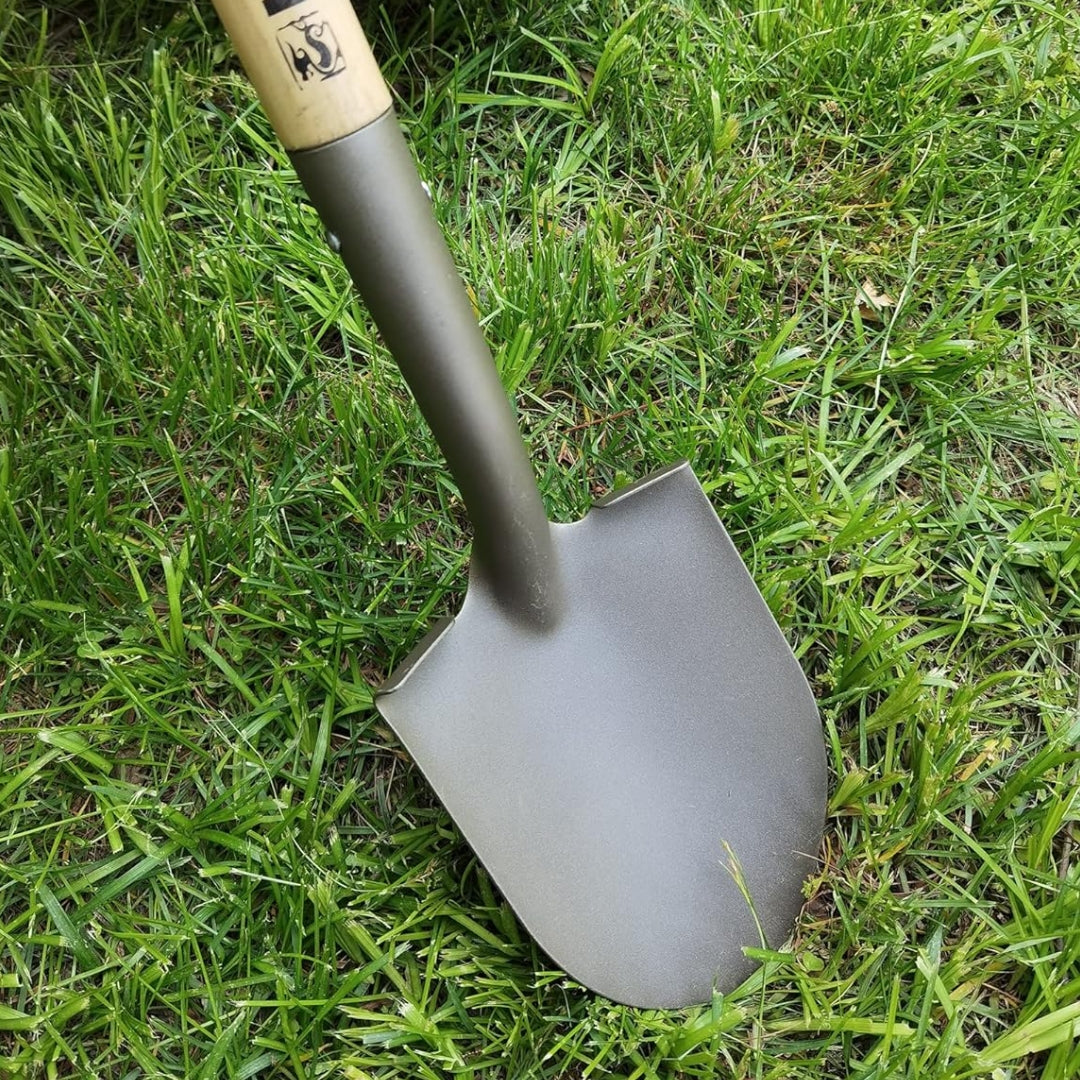 

High-carbon steel shovel and rake for garden use